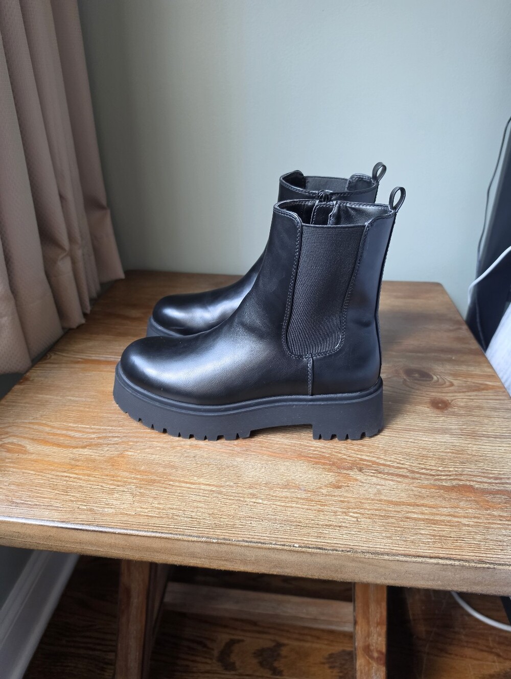 Black 8 Women's Chelsea Lug Ankle Boots